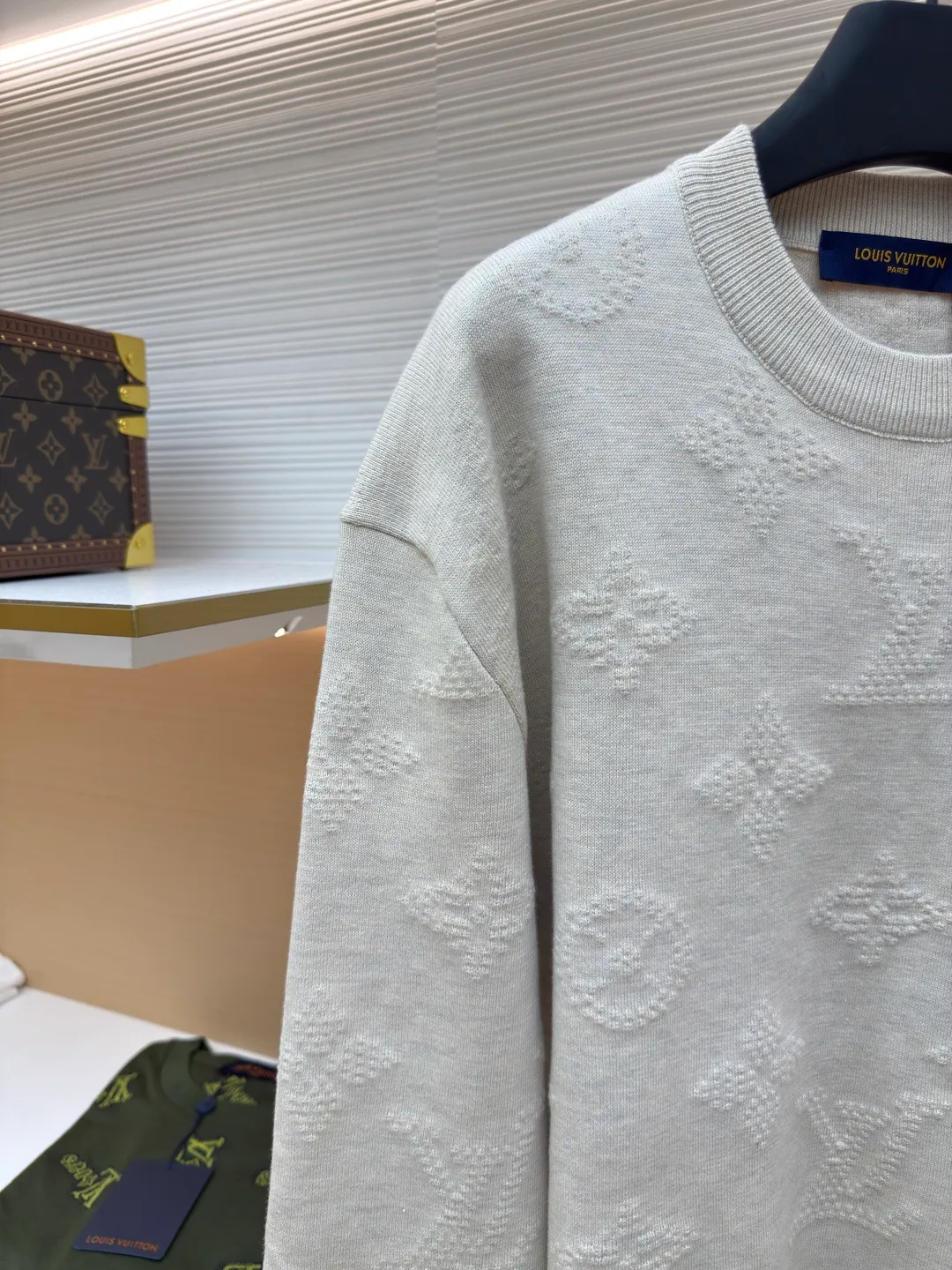 LOUIS VUITTON letter dark pattern embossed sweater ●Authentic product: 14800 purchase and development ●Item number: 1680547-B25 ●Fabric: cashmere fabric ●Technology: embossed technology ●Version: fitted version ●Weight: about 765 grams ●Size: S-M-L ●Description: Made of cashmere blended fabric, neckline, sleeves, and hem threads, the overall routing is straight and delicate, the fabric is comfortable and soft, and the color is consistent without color difference. It can be matched with the same style to create a fashionable look, and can be used in various occasions. Customized accessories, complete with three standards, same style for men and women!